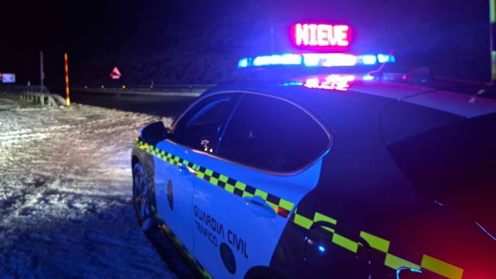 La nieve dificultó de noche la circulación en carreteras secundarias y en la A