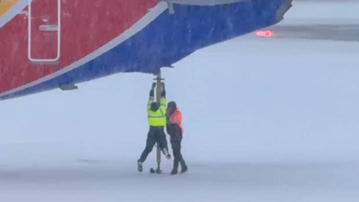 Operación deshielo: liberan un avión congelado en un aeropuerto de EE.UU. (VIDEO)