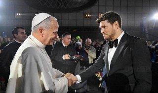 Ilumina Michael Bublé velada solidaria en el Vaticano