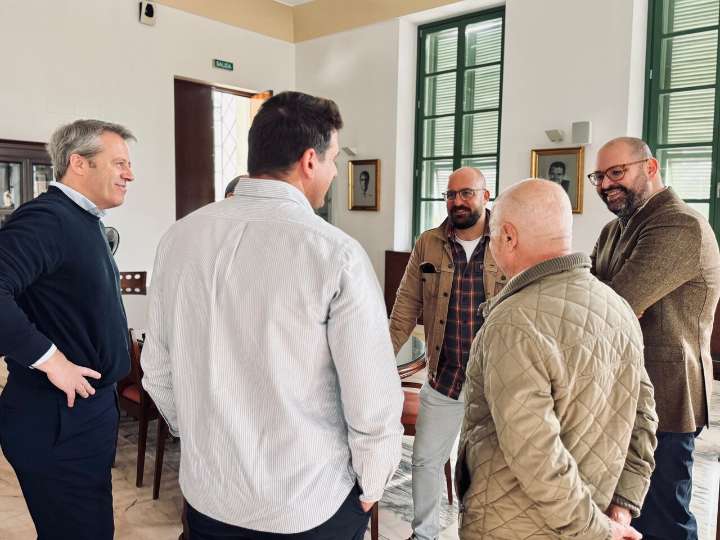 Vecinos de Urbaluz y Apemsa acuerdan renovar unas instalaciones de agua antiguas