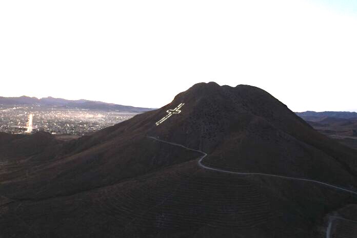 Iluminan la cruz del Cerro Grande durante toda la temporada navideña