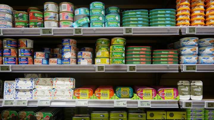 La cofradía marraja de Cartagena pone su corazón en los que menos tienen y activa su gran recogida de alimentos para esta Navidad