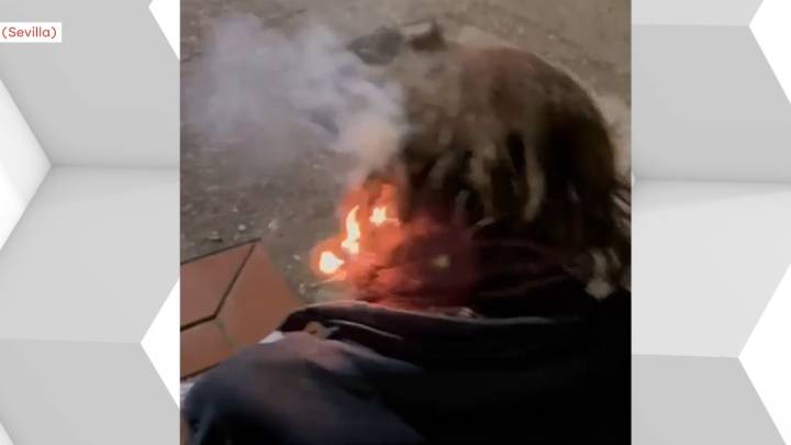 Detenido un menor tras dar órdenes a su amigo de cómo quemar el pelo a un hombre sin hogar en Sevilla: lo grabó todo mientras se jactaba