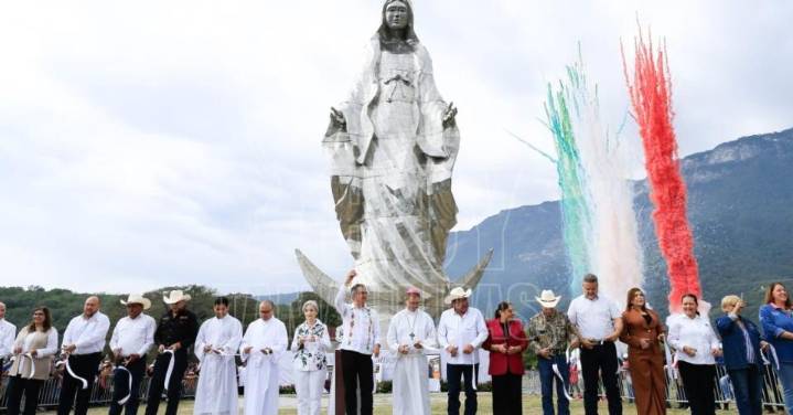 Entregan Am?rico y Mar?a escultura monumental de la Virgen de la Misericordia en El Chorrito
