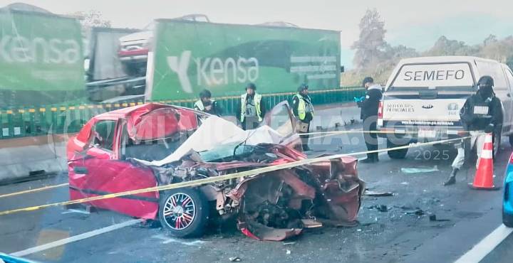 Muere automovilista tras estrellarse contra camión en la Siglo XXI