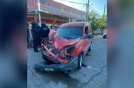Susto en el barrio Campo Contreras: menor chocó una camioneta robada y terminó en la Comisaría