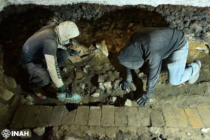Hallan casa mexica con entierros, en CDMX