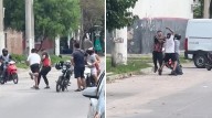 Tucumanos se trenzaron a golpes en plena calle y el relato fue viral