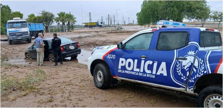 Un vehículo quedó varado en la colectora de la Ruta 38 y fue asistido por la Policía