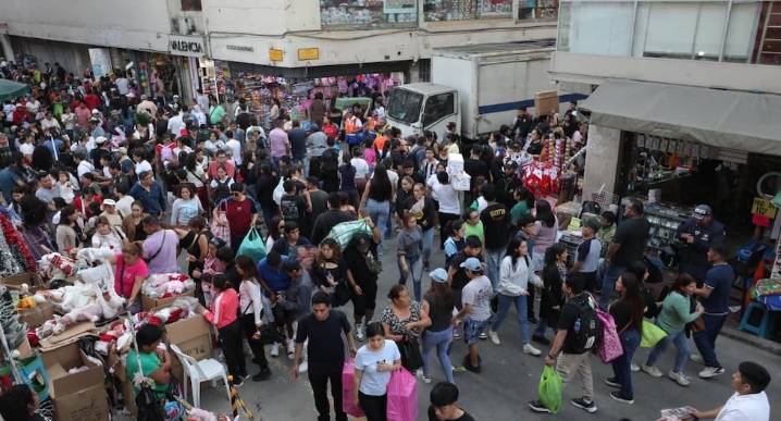 Fiebre navideña: Cientos acuden a Mesa Redonda para comprar adornos y regalos (FOTOS)