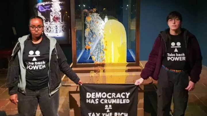 Cuatro manifestantes detenidos por arrojar comida contra unas joyas en la Torre de Londres