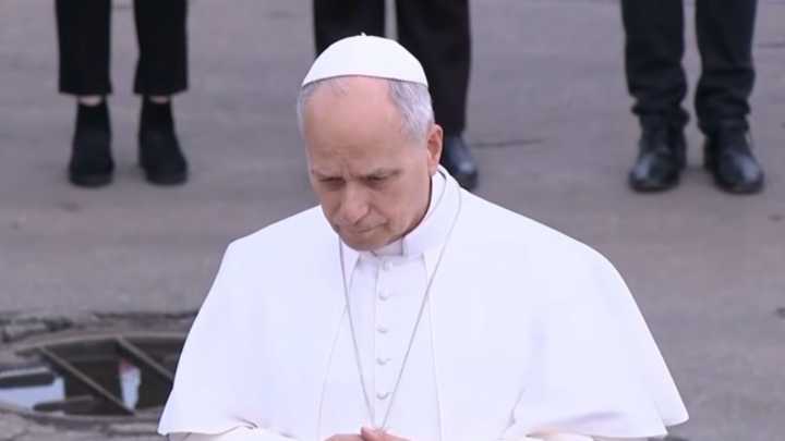 El papa León XIV rezó en la zona cero de la explosión del puerto de Beirut y consoló a las familias