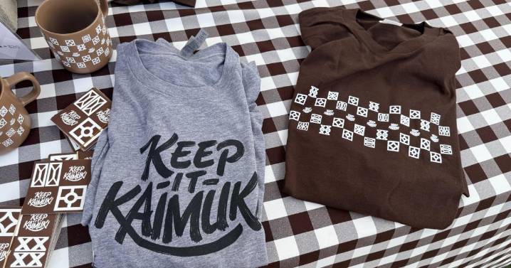 Photo Gallery: Keep it Kaimuki celebrates local businesses in a holiday fashion