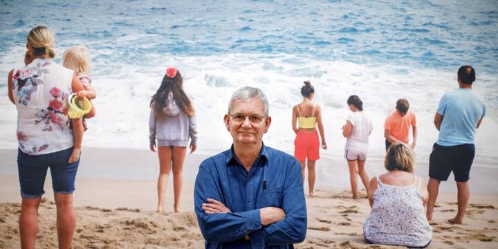 Murió Martin Parr, el fotógrafo que retrató con ironía el consumismo y las vacaciones de masas