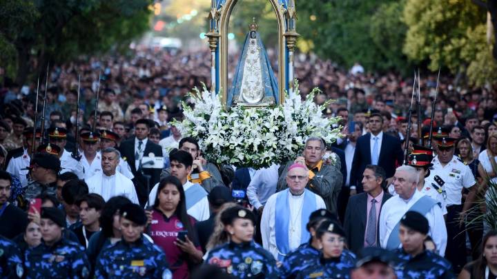 Miles de fieles acompañaron a la Virgen en la Solemne Procesión