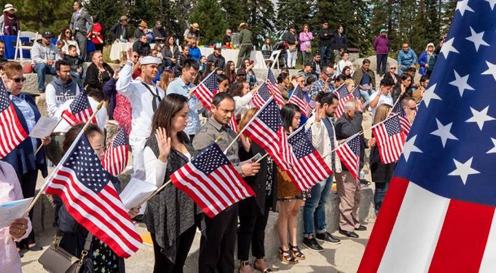 En el limbo, ceremonias de naturalización en EU