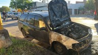 Un auto se incendió repentinamente en avenida Facundo Zuviría y debieron actuar los bomberos