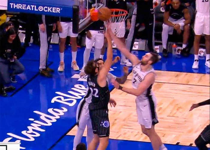 Spurs, con bloqueo salvador de Luke Kornet, derrotaron 114×112 a Magic