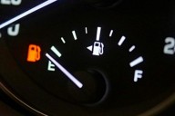 Muchos piensan que es porque está vacío, pero esto es lo que en realidad significa la E en el medidor de gasolina