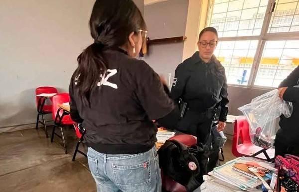 Decomisan en secundaria encendedores, baraja y pastillas