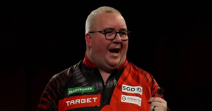 Stephen Bunting survives major World Championship upset despite staggering average