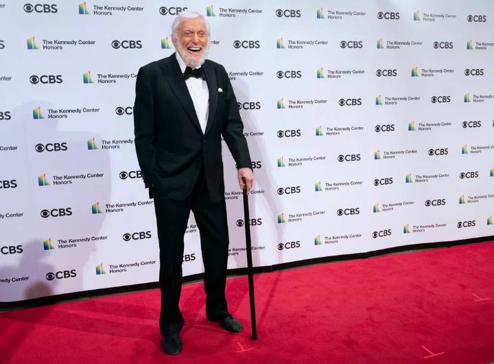 La leyenda de la comedia Dick Van Dyke cumple 100 años