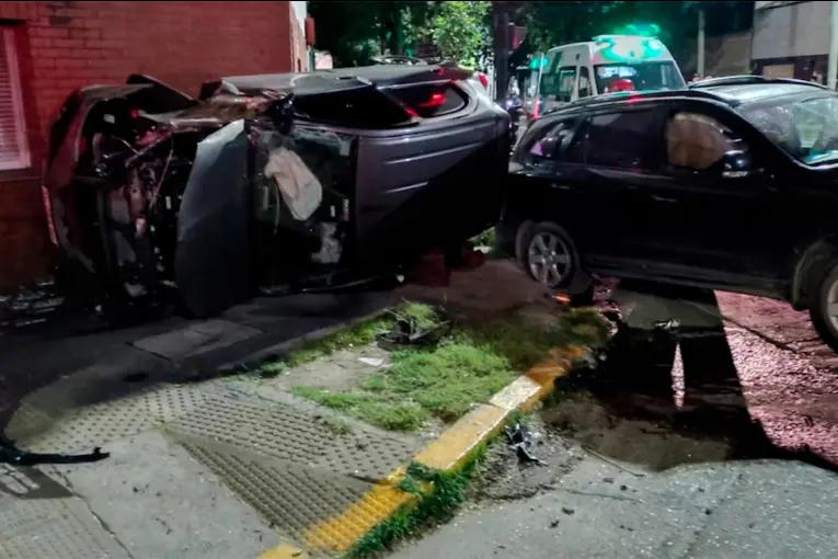 Conductor atropelló a una familia que caminaba por la calle y hay una mujer en grave estado