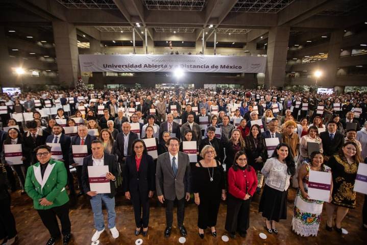 Titular de la SEP, Mario Delgado Carrillo encabeza entrega de títulos de la UnADM