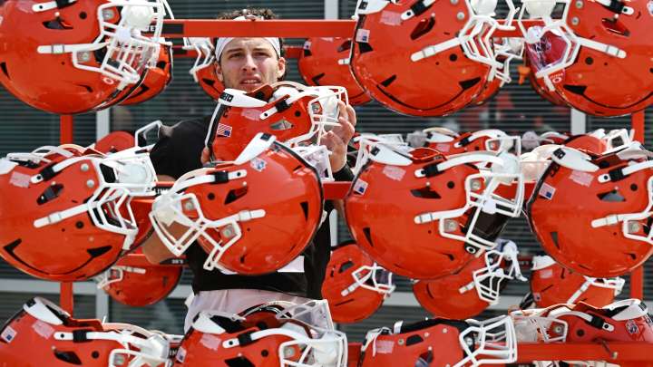 Browns sign OL Garrett Dellinger to the active roster, cut WR Jamari Thrash