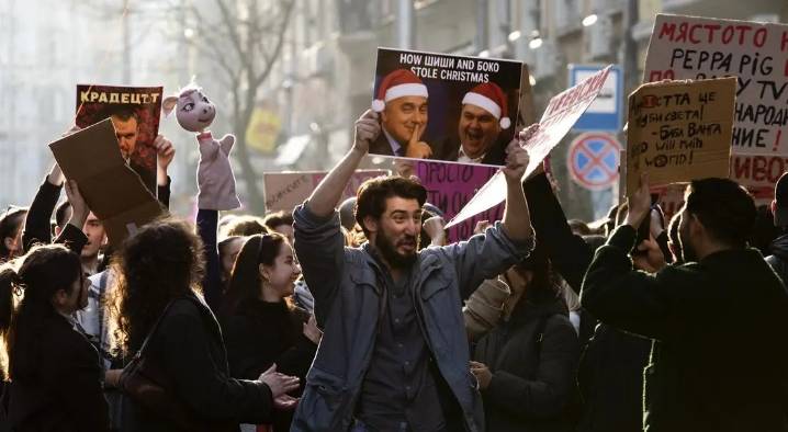 Tras protestas masivas, dimite gobierno de Bulgaria