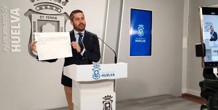 El PSOE dice de que el Ayuntamiento está "al borde del precipicio económico" y el Consistorio replica que la economía es "la mejor en una década"