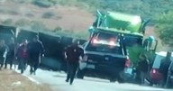 Reportan aparatosa volcadura en Oaxaca: Tráiler con peregrinos de Puebla se accidenta y deja heridos