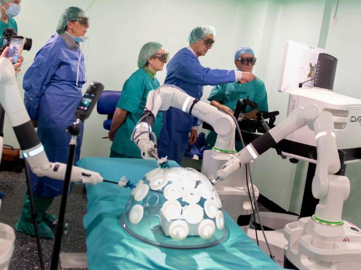 El robot Versius ya está instalado en el Obispo Polanco.Llega a Teruel la Sanidad del futuro…..(Video)