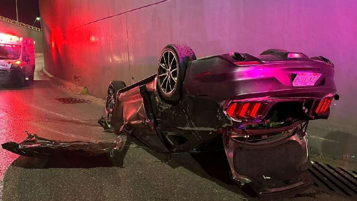 Reportan aparatosa volcadura de Mustang en desnivel de la carretera Torreón