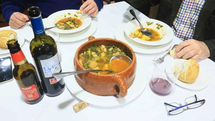 El mejor pote de Oviedo para disfrutar de las fiestas y a precio irrepetible: “La berza y el embutido de la Foz de Morcín son la clave de que todo salga riquísimo”