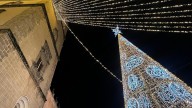 Se descuelga una guirnalda de la iluminación navideña en la plaza de España de Badajoz