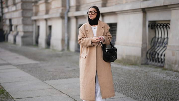 Bolso hobo: cómo combinar la bolsa que estarán usando las españolas para lucir elegantes en 2026