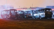 Ate: incendio en cochera destruye 18 buses de empresa Etmimsa estado de emergencia