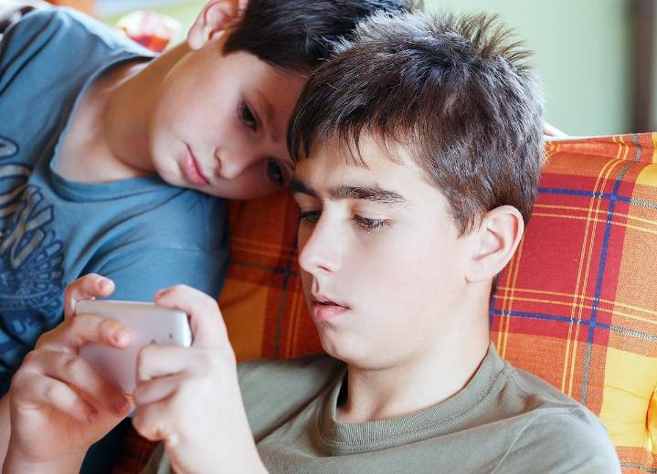 Social Media Draining Kids' Ability To Concentrate, Study Argues