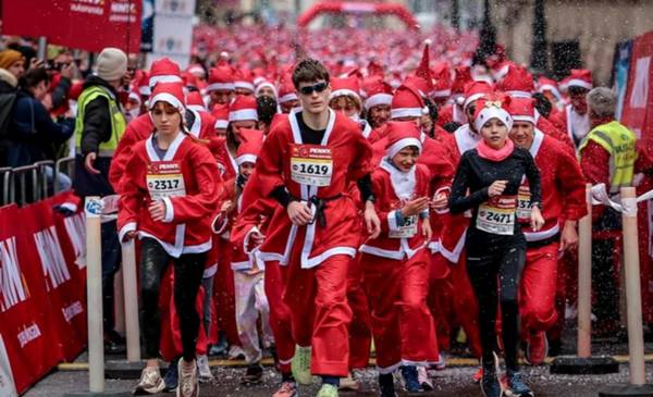 Budapest celebró su tradicional Carrera Anual de Papá Noel