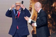 Un Donald Trump dichoso recibe el primer Premio de la Paz de la FIFA