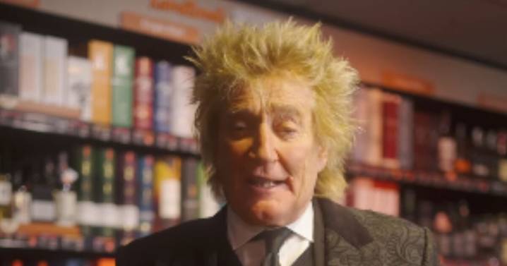 Rod Stewart struggles during filming as he makes huge error 