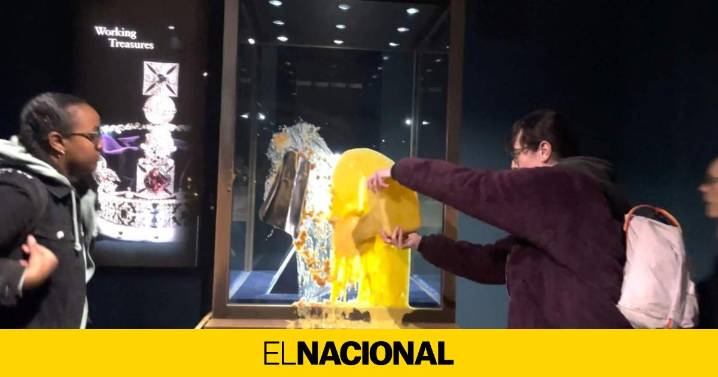 Activistas lanzan pastel de manzana y crema contra la Corona Imperial del Reino Unido
