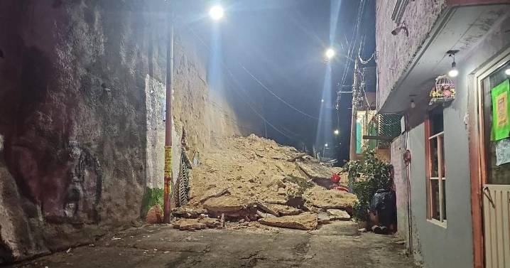 Deslizamiento de tierra en Acuilotla afecta viviendas y evacúan a 15 personas