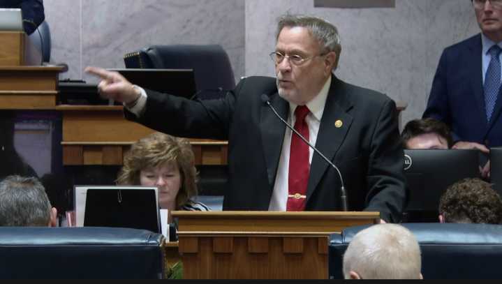 Redistricting bill advances to final Senate vote