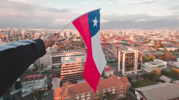 Cadem: Optimismo sobre el futuro de Chile llega a su nivel más alto en siete años