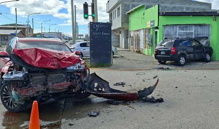 Choque entre dos camionetas en una esquina semaforizada de la Margen Sur