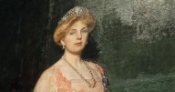 Patrimonio Nacional presenta a la verdadera reina Victoria Eugenia frente a la imagen distorsionada de TVE