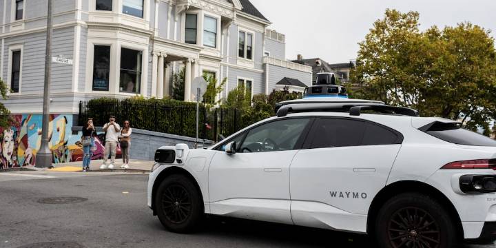 Mujer da a luz dentro de un robotaxi de Waymo: vehículo llegó al hospital antes que los servicios de emergencia