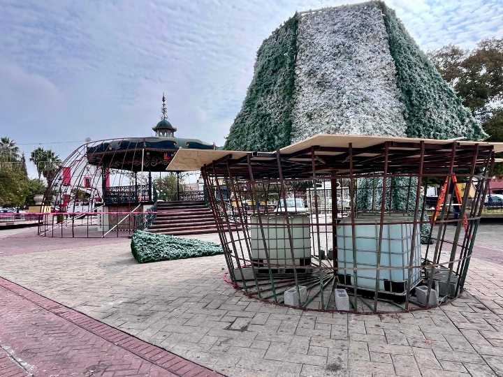 Arranca montaje de la Villa Navideña en la Plaza Principal de Ramos Arizpe
